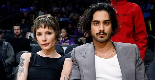 news Halsey, boyfriend Avan Jogia loved up at LA Lakers game